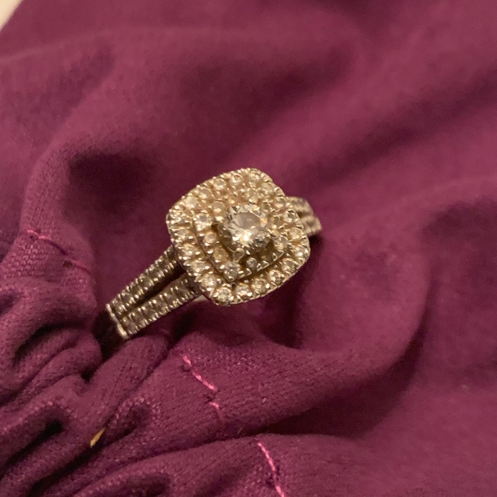 Halo engagement ring - Picture 2 of 3